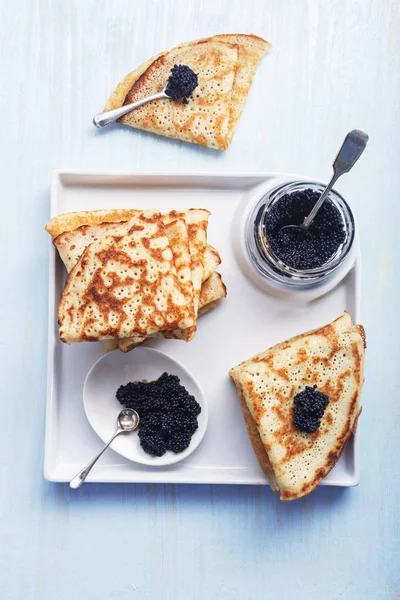  siyah havyar ile Pancakes 