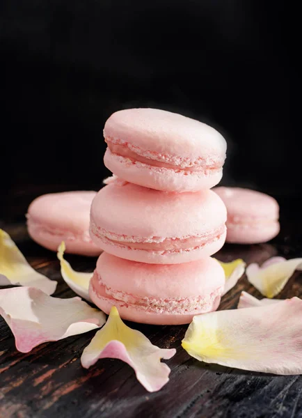 Macaroons rosa, com pétalas de rosa — Fotografia de Stock