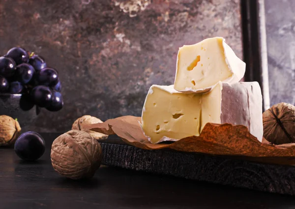 Сыр бри с грецкими орехами — стоковое фото