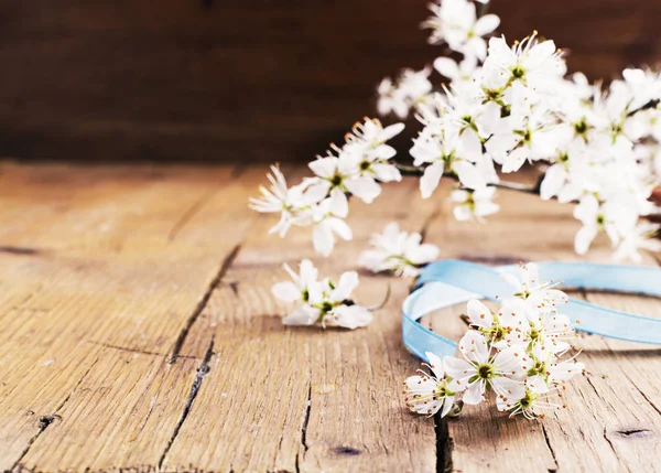 Lente bloeien op houten tafel. — Stockfoto