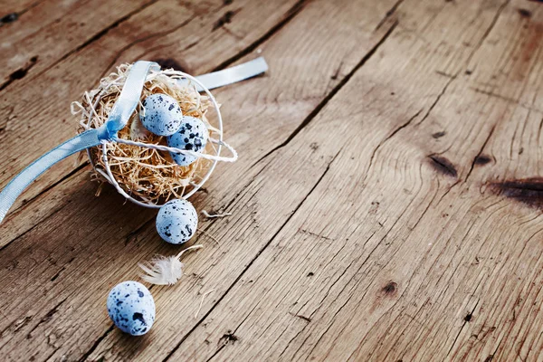 Pasen mand met gekleurde paaseieren — Stockfoto