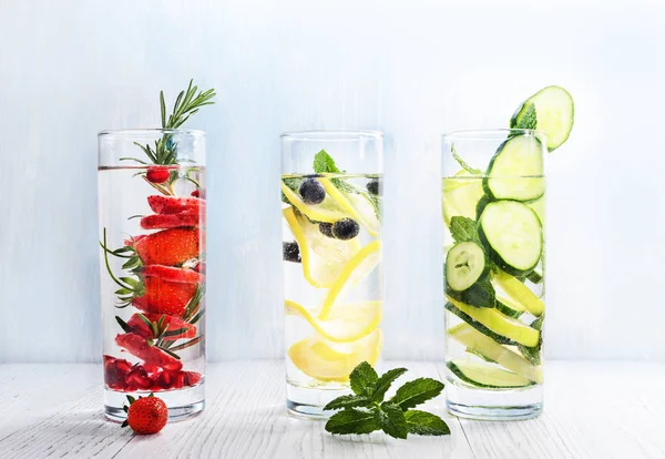 Agua de desintoxicación en vidrio — Foto de Stock