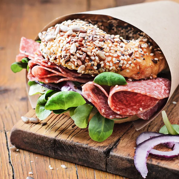 Bagels con salami y cebolla — Foto de Stock