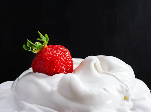 Fraise à la crème fouettée — Photo