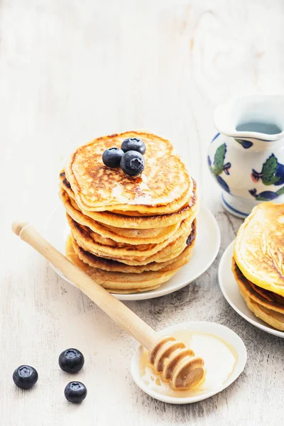 Pila de panqueques con moras — Foto de Stock