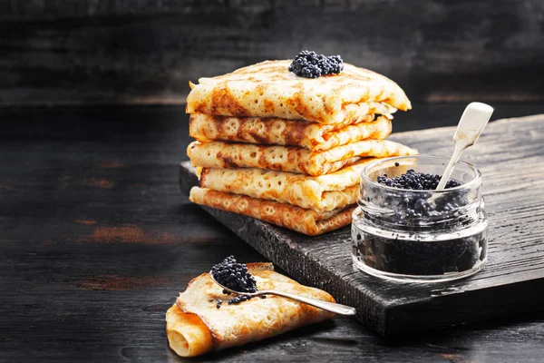 Panqueques con caviar negro —  Fotos de Stock