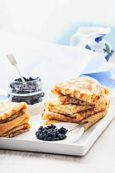 Panqueques con caviar negro —  Fotos de Stock