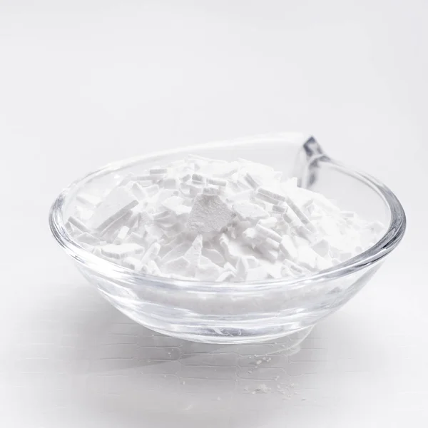 Küçük soluk mumsu katı