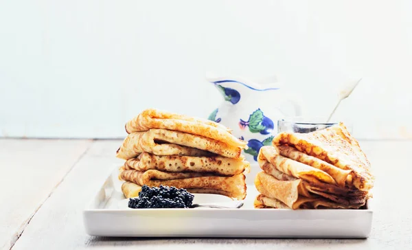 Frittelle con caviale nero — Foto Stock