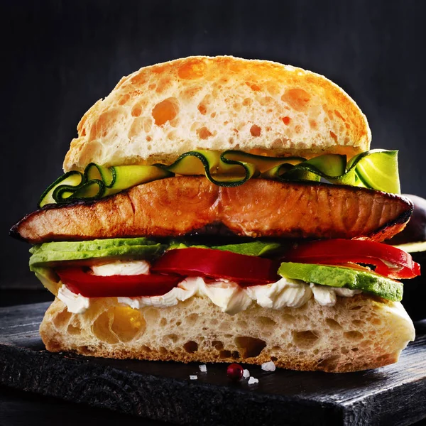 Izgara somon ile nihai sandviç — Stok fotoğraf