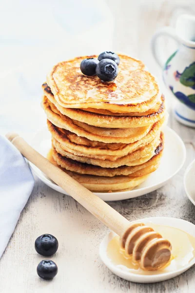 Pila de panqueques con moras —  Fotos de Stock