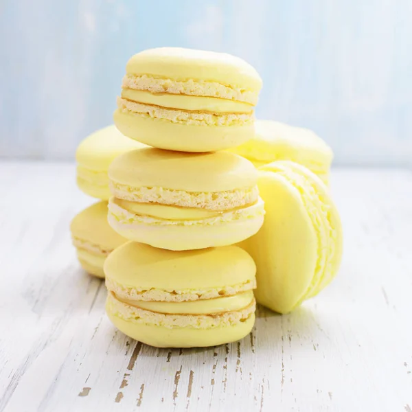 Macaroons amarelos em branco — Fotografia de Stock