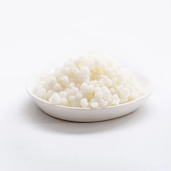 Küçük soluk mumsu katı