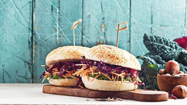 Ahşap tahta üzerinde veggie Burger — Stok fotoğraf