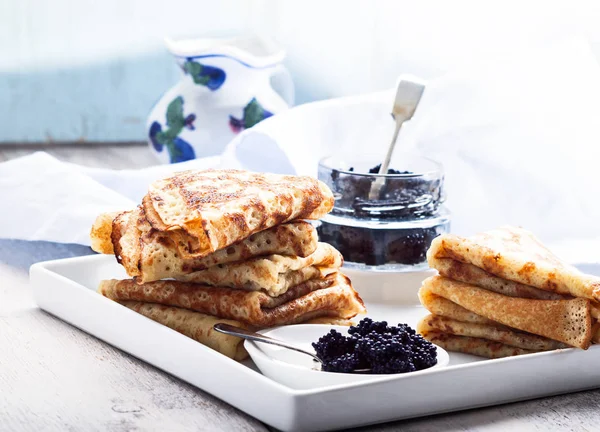  siyah havyar ile Pancakes 