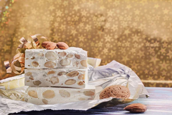 Turrón con almendras en la mesa — Foto de Stock