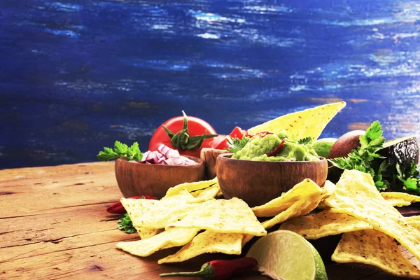 Guacamole op houten tafel. — Stockfoto