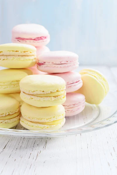 Macaroons amarelos e rosa — Fotografia de Stock