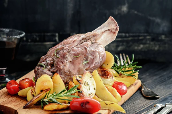 fırında patates ile domuz knuckle