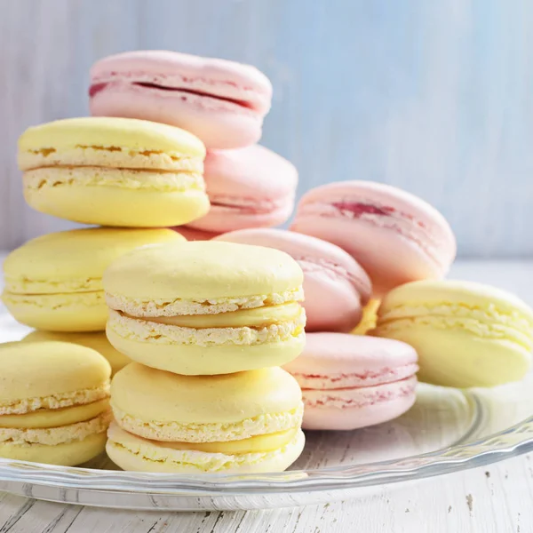 Yellow and pink macaroons — Stock Photo, Image