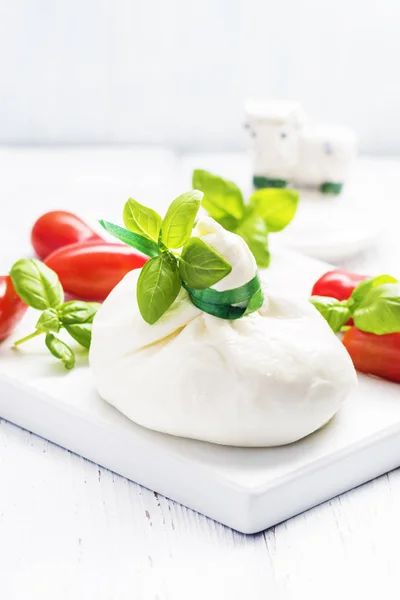 Olasz Burrata paradicsom sajt — Stock Fotó