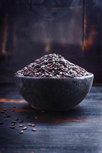 Black rice on table — Stock Photo, Image