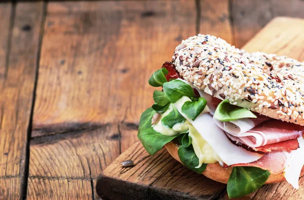 Simit salam ve soğan ile 