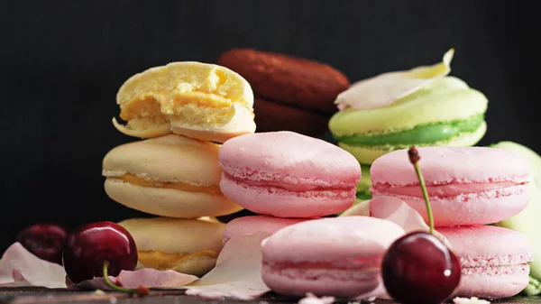 Macarons doces com bagas frescas — Fotografia de Stock
