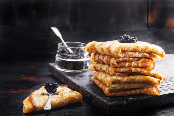  siyah havyar ile Pancakes 
