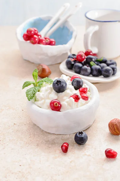 Cottage cheese with fresh berries — Stock Photo, Image