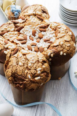 Colomba - İtalyan Paskalya güvercin kek eski rustik Beyaz ahşap tahta üzerinde.