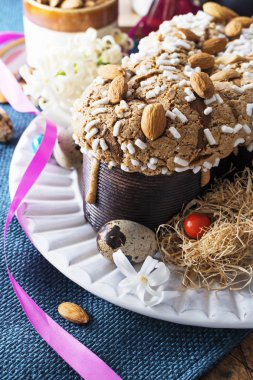 Colomba - İtalyan Paskalya güvercin kek eski rustik camgöbeği ahşap tahta üzerinde. Seçici odak, serbest metin alanı.