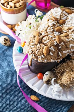 Colomba - İtalyan Paskalya güvercin kek eski rustik camgöbeği ahşap tahta üzerinde. Seçici odak, serbest metin alanı.