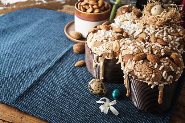 Colomba - İtalyan Paskalya güvercin kek eski rustik camgöbeği ahşap tahta üzerinde. Seçici odak, serbest metin alanı.