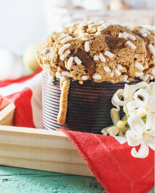 Colomba - İtalyan Paskalya güvercin kek eski rustik camgöbeği ahşap tahta üzerinde. Seçici odak, serbest metin alanı.