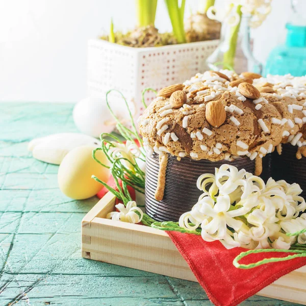 Colomba - İtalyan Paskalya güvercin kek eski rustik camgöbeği ahşap tahta üzerinde. Seçici odak, serbest metin alanı.