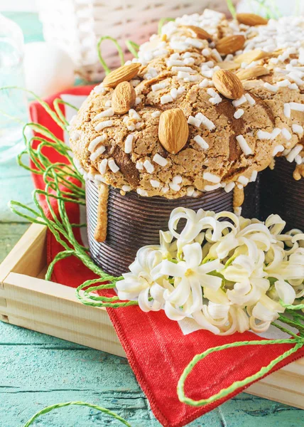 Colomba - olasz húsvéti galamb torta régi rusztikus cián fából készült táblán. Szelektív összpontosít, szabad szöveg tér. — Stock Fotó