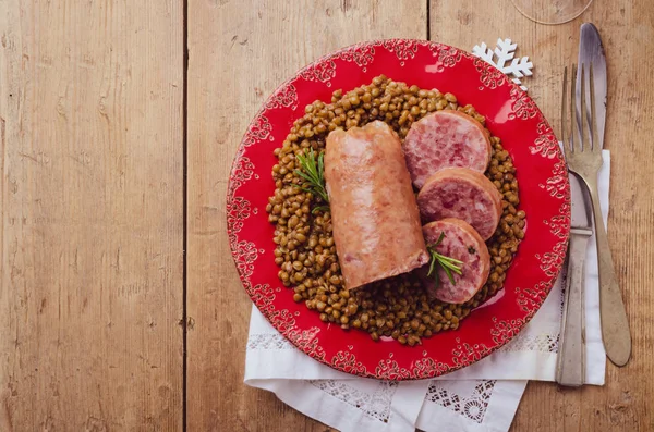 Grande salsiccia di maiale italiano cotechino servito con lenticchie . — Foto Stock