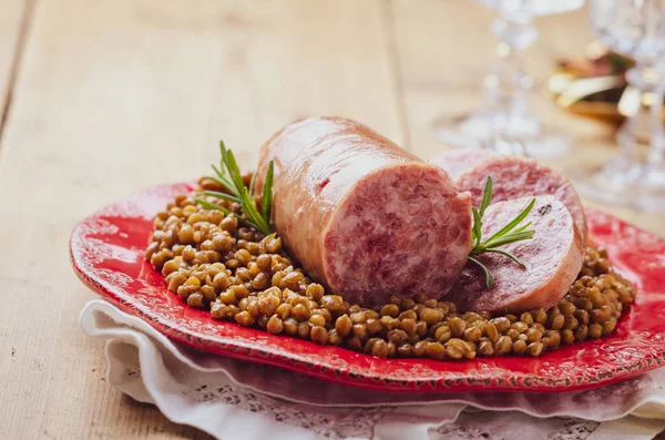 İtalyan büyük sosisli ve mercimek ile servis edilen..