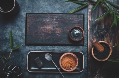 Cilt bakımı. Maske ve ovalama malzemeleri aktif kömür tozu ile koyu ahşap masa üzerinde, boşluk kopyala.