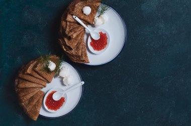 Kırmızı havyarlı krep ve ekşi krema..