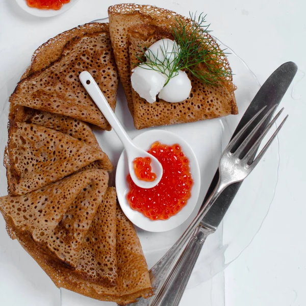 Pile de crêpes au caviar rouge à la crème sure . — Photo