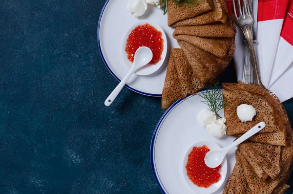 Pila di frittelle con caviale rosso con crema aspra . — Foto Stock