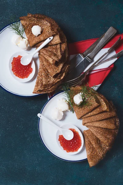 Pila di frittelle con caviale rosso con crema aspra . — Foto Stock