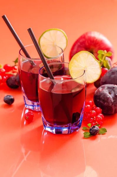 Fruktjuice Rik Antocyaniner Oligominerals För Hälsa Glas Färgad Bakgrund — Stockfoto