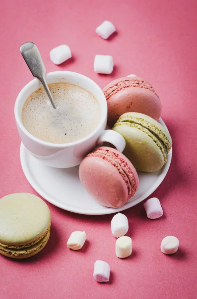 Uma Chávena Café Macarões Fundo Rosa Colorido — Fotografia de Stock