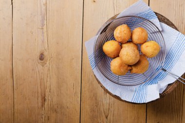 Tahta masada börekler.