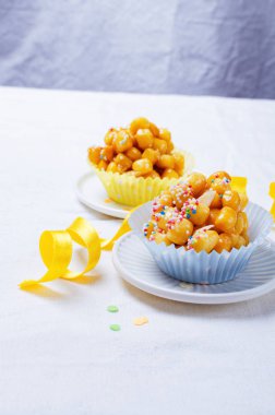 Struffoli Napoletani Karnavalı İtalyan böreği, ballı ve şekerli..