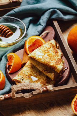 Portakallı, yaban mersinli ve ballı krep..