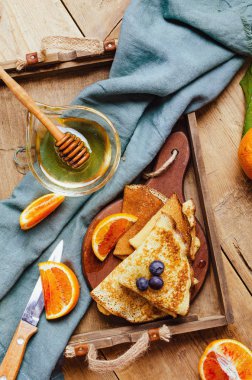 Portakallı, yaban mersinli ve ballı krep..